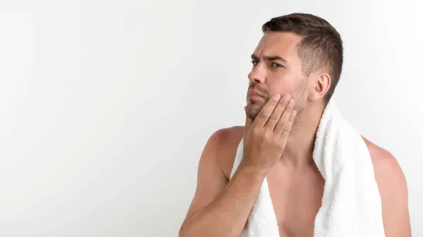 Homem passando minoxidil na barba